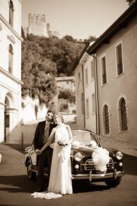 auto Fiat-1100 sposi